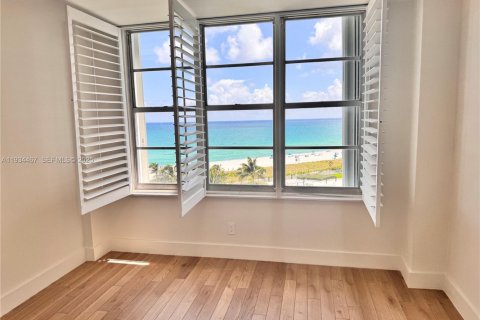Condo in Miami Beach, Florida, 2 bedrooms  № 1993264 - photo 16