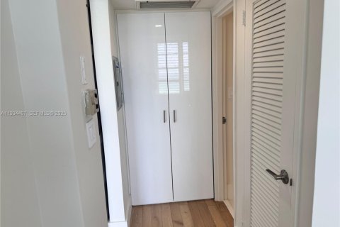 Condo in Miami Beach, Florida, 2 bedrooms  № 1993264 - photo 15