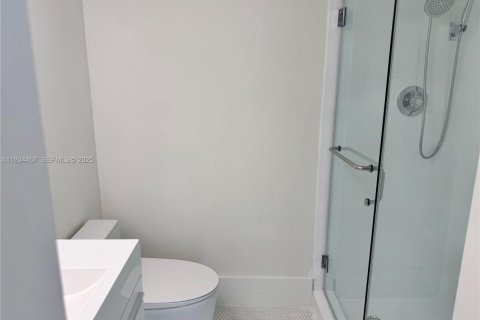 Condo in Miami Beach, Florida, 2 bedrooms  № 1993264 - photo 13