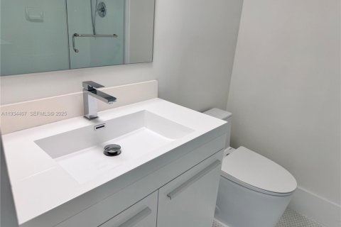 Condo in Miami Beach, Florida, 2 bedrooms  № 1993264 - photo 12