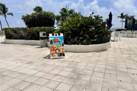 Condo in Miami Beach, Florida, 2 bedrooms  № 1993264 - photo 26