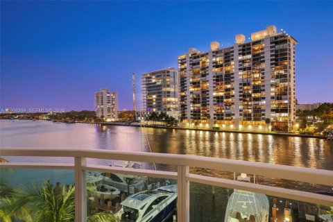 Condominio en venta en Fort Lauderdale, Florida, 3 dormitorios, 244.33 m2 № 2031923 - foto 4