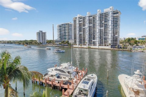 Condominio en venta en Fort Lauderdale, Florida, 3 dormitorios, 244.33 m2 № 2031923 - foto 2
