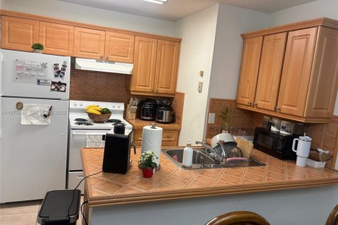 Купить таунхаус в Хайалиа, Флорида 1 спальня, 72.65м2, № 2036600 - фото 4