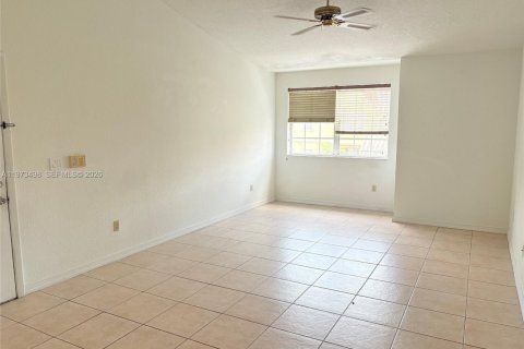 Townhouse in Hialeah, Florida 1 bedroom, 72.65 sq.m. № 2036600 - photo 12