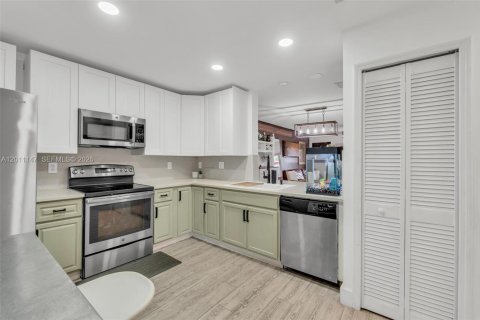 Townhouse in Miami, Florida 3 bedrooms, 152.73 sq.m. № 2075058 - photo 14