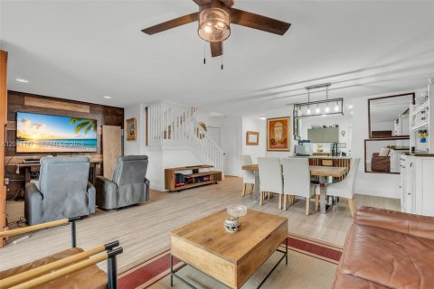 Townhouse in Miami, Florida 3 bedrooms, 152.73 sq.m. № 2075058 - photo 10