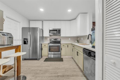 Townhouse in Miami, Florida 3 bedrooms, 152.73 sq.m. № 2075058 - photo 13