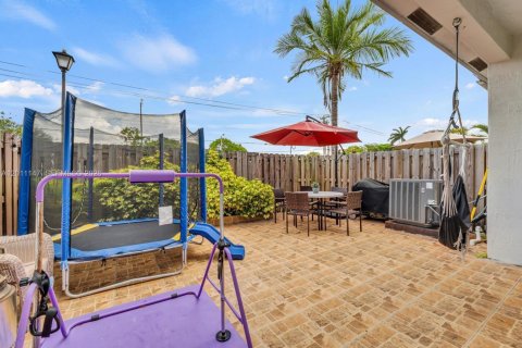 Townhouse in Miami, Florida 3 bedrooms, 152.73 sq.m. № 2075058 - photo 27