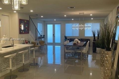 Adosado en venta en Doral, Florida, 3 dormitorios, 179.49 m2 № 2022204 - foto 3