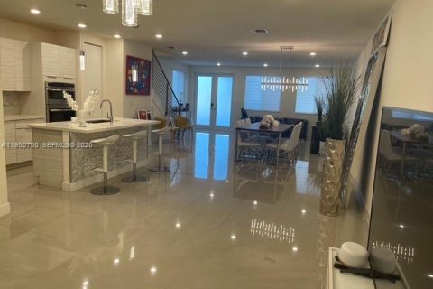 Adosado en venta en Doral, Florida, 3 dormitorios, 179.49 m2 № 2022204 - foto 4