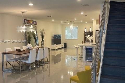 Adosado en venta en Doral, Florida, 3 dormitorios, 179.49 m2 № 2022204 - foto 2