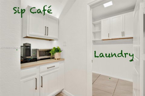 House in Homestead, Florida 5 bedrooms, 264.4 sq.m. № 1748946 - photo 10