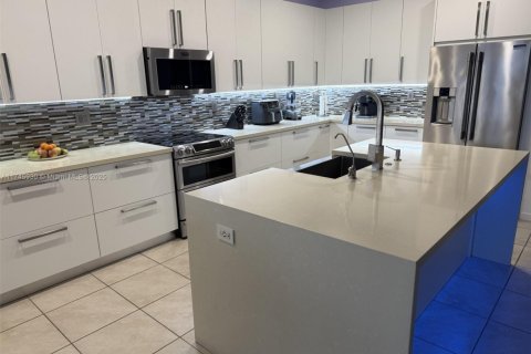 House in Homestead, Florida 5 bedrooms, 264.4 sq.m. № 1748946 - photo 5