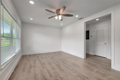 House in Tampa, Florida 3 bedrooms, 116.22 sq.m. № 2151098 - photo 6