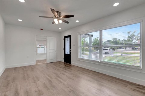 House in Tampa, Florida 3 bedrooms, 116.22 sq.m. № 2151098 - photo 5