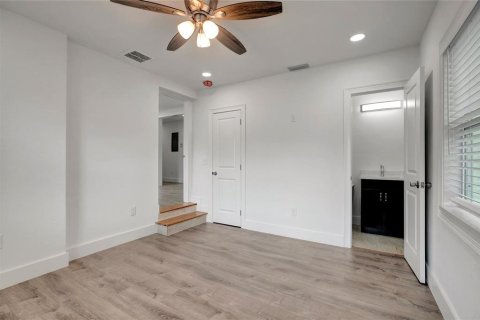 House in Tampa, Florida 3 bedrooms, 116.22 sq.m. № 2151098 - photo 7