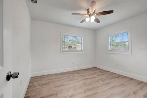 House in Tampa, Florida 3 bedrooms, 116.22 sq.m. № 2151098 - photo 8