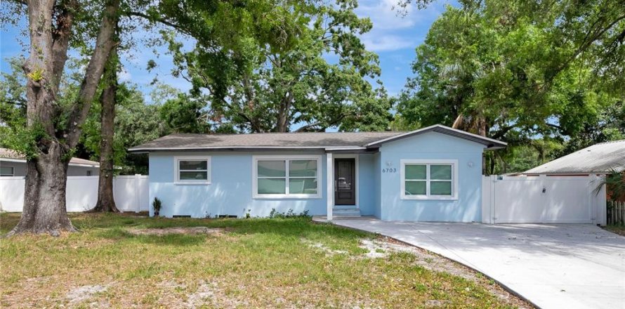 House in Tampa, Florida 3 bedrooms, 116.22 sq.m. № 2151098