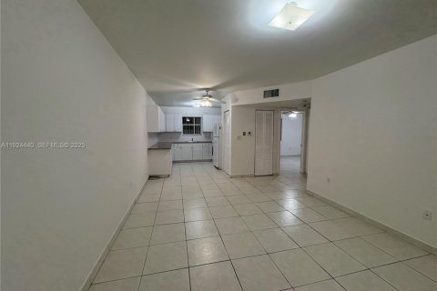 Appartement à louer à Miami, Floride: 2 chambres, 1707.17 m2 № 1982751 - photo 2