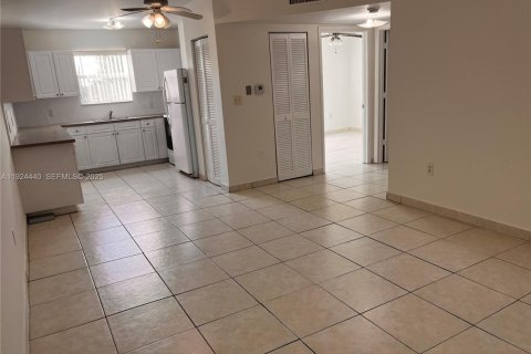 Appartement à louer à Miami, Floride: 2 chambres, 1707.17 m2 № 1982751 - photo 3