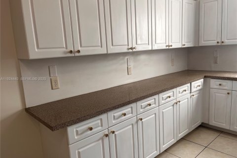 Appartement à louer à Miami, Floride: 2 chambres, 1707.17 m2 № 1982751 - photo 6