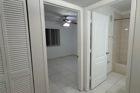 Appartement à louer à Miami, Floride: 2 chambres, 1707.17 m2 № 1982751 - photo 11
