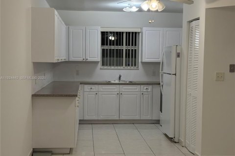 Appartement à louer à Miami, Floride: 2 chambres, 1707.17 m2 № 1982751 - photo 4
