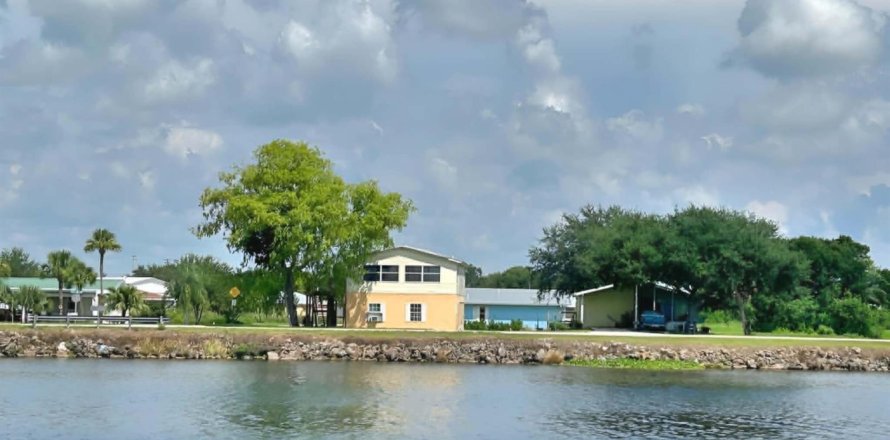 Apartment in Moore Haven, Florida 3 bedrooms, 109.62 sq.m. № 2172336