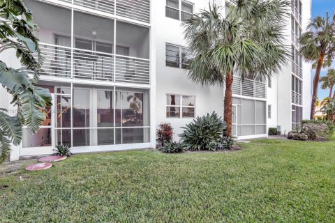 Condo in Pompano Beach, Florida, 2 bedrooms  № 1939843 - photo 24