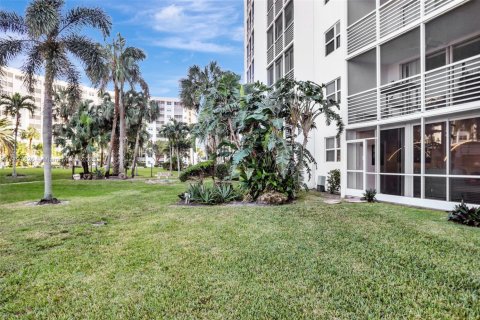 Condo in Pompano Beach, Florida, 2 bedrooms  № 1939843 - photo 25