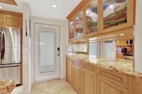 Condo in Pompano Beach, Florida, 2 bedrooms  № 1939843 - photo 5