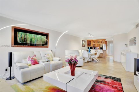Condo in Pompano Beach, Florida, 2 bedrooms  № 1939843 - photo 12