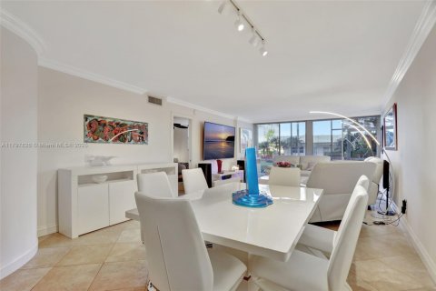 Condo in Pompano Beach, Florida, 2 bedrooms  № 1939843 - photo 1