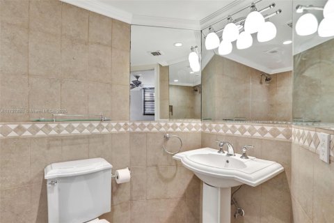 Condo in Pompano Beach, Florida, 2 bedrooms  № 1939843 - photo 22