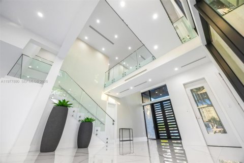 Villa ou maison à louer à North Miami Beach, Floride: 6 chambres, 529.54 m2 № 2175087 - photo 13