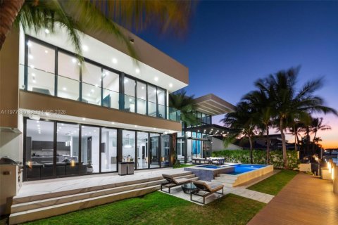 Villa ou maison à North Miami Beach, Floride 6 chambres, 529.54 m2 № 2175087