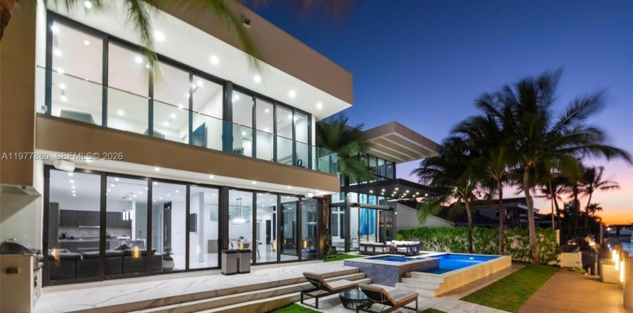 Villa ou maison à North Miami Beach, Floride 6 chambres, 529.54 m2 № 2175087