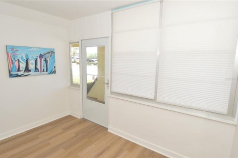 Condo in Saint Petersburg, Florida, 1 bedroom № 2091431 - photo 6