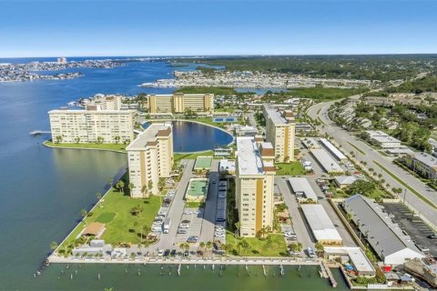 Condo in Saint Petersburg, Florida, 1 bedroom № 2091431 - photo 3