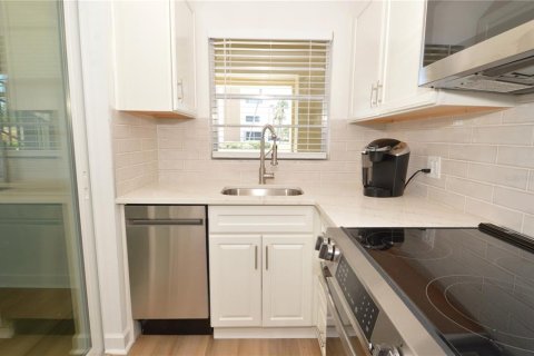 Condo in Saint Petersburg, Florida, 1 bedroom № 2091431 - photo 23