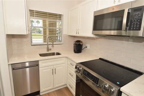 Condo in Saint Petersburg, Florida, 1 bedroom № 2091431 - photo 22