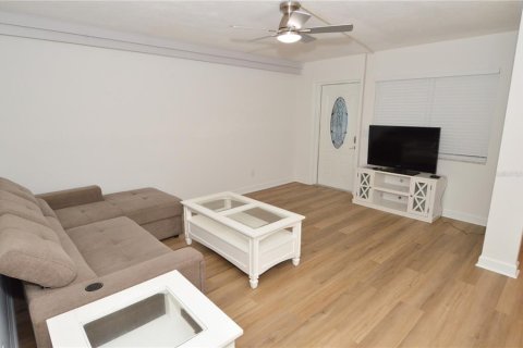 Condo in Saint Petersburg, Florida, 1 bedroom № 2091431 - photo 12