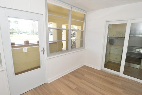 Condo in Saint Petersburg, Florida, 1 bedroom № 2091431 - photo 8