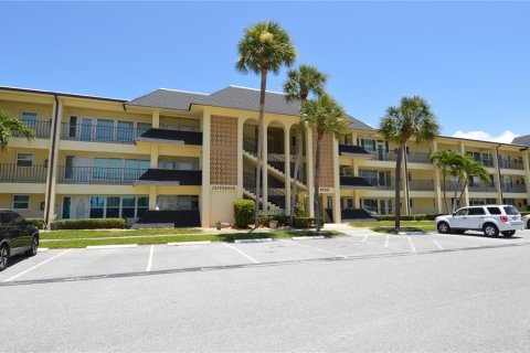 Condo in Saint Petersburg, Florida, 1 bedroom № 2091431 - photo 2