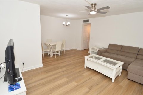 Condo in Saint Petersburg, Florida, 1 bedroom № 2091431 - photo 11