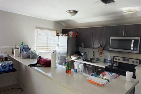 House in Miami, Florida 4 bedrooms, 123.93 sq.m. № 2070865 - photo 3