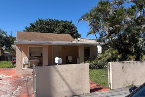 House in Miami, Florida 4 bedrooms, 123.93 sq.m. № 2070865