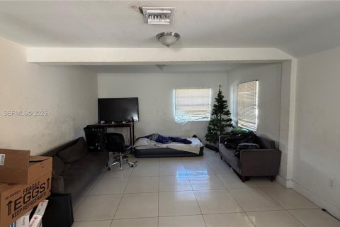 House in Miami, Florida 4 bedrooms, 123.93 sq.m. № 2070865 - photo 5