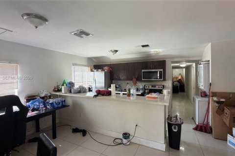House in Miami, Florida 4 bedrooms, 123.93 sq.m. № 2070865 - photo 4
